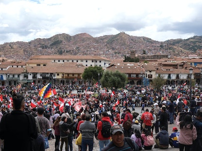 متظاهرون يتجمعون في الوقت الذي أعلنت فيه الحكومة حالة الطوارئ على مستوى البلاد، بعد أسبوع من الاحتجاجات التي اندلعت بعد الإطاحة بالرئيس السابق بيدرو كاستيلو في كوزكو، بيرو- 14 ديسمبر 2022. - REUTERS