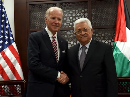 الرئيس الفلسطيني محمود عباس يستقبل الرئيس الأميركي جو بايدن حين كان نائباً للرئيس في رام الله - 9 مارس 2016 - REUTERS