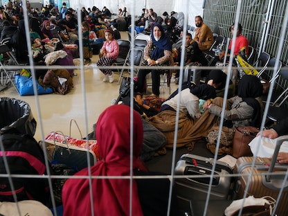لاجئون أفغان داخل قاعدة رامشتاين الجوية في ألمانيا - 8 سبتمبر 2021 - REUTERS