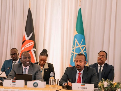 رئيس الوزراء الإثيوبي أبي أحمد (يمين) ورئيس كينيا ويليام روتو الذي يترأس قمة "إيقاد" في أديس أبابا. 10 يوليو 2023 - twitter/@IGADPeace