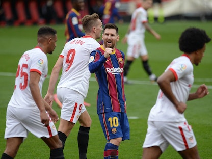 نجم برشلونة الأرجنتيني ليونيل ميسي يحتفل بعد تسجيله هدفاً في شباك إشبيلية - AFP