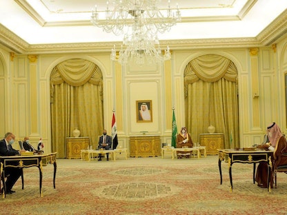 وزير المالية العراقي علي علاوي مع نظيره السعودي محمد الجدعان يوقعان اتفاقية الازدواج الضريبي بحضور ولي العهد السعودي الأمير محمد بن سلمان، ورئيس الوزراء العراقي مصطفى الكاظمي بالرياض - 31 مارس 2021