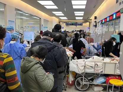 مرضى يستلقون على أسرّة في قسم الطوارئ في مستشفى تشونجشان وسط تفشي فيروس كورونا في شنغهاي بالصين. 3 يناير 2023 - REUTERS