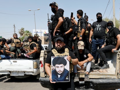 أنصار زعيم التيار الصدري مقتدى الصدر بعد الاشتباكات التي وقعت في بغداد، 30 أغسطس 2022 - REUTERS