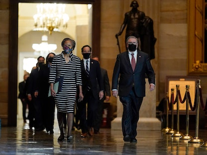 كاتبة مجلس النواب شيريل جونسون، مع مجموعة من النواب الأميركيين في مقر الكونغرس قبل تقديم لائحة الاتهام  إلى مجلس الشيوخ ضد الرئيس السابق دونالد ترمب - 25 يناير 2021  - AFP