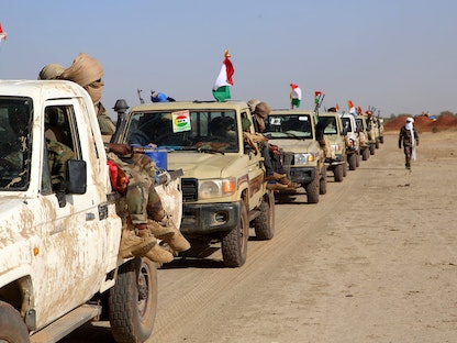 قافلة سيارات تضم مقاتلين من تحالف أهالي أزواد خلال دوريات على الحدود بين مالي وموريتانيا- 22 يناير 2020 - AFP