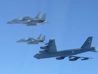 مقاتلات من طراز F-15 تابعة لقوات الدفاع الجوي اليابانية تجري تدريباً عسكرياً مشتركاً مع قاذفة B-52 الأميركية فوق بحر اليابان. 10 ديسمبر 2025 - Reuters