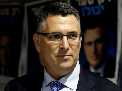 زعيم حزب "الأمل الجديد" جدعون ساعر يتحدث إلى أنصاره في ريشون لتسيون، إسرائيل - REUTERS