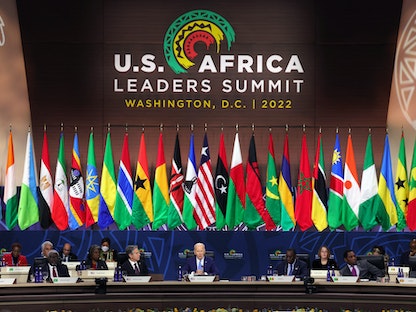 الرئيس الأميركي جو بايدن يتوسط عدداً من القادة الأفارقة خلال جلسة في قمة قادة الولايات المتحدة وإفريقيا في واشنطن العاصمة. 15 ديسمبر 2022 - AFP