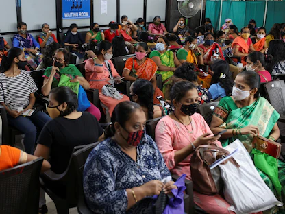 نساء ينتظرن دورهن في إحدى مستشفيات مدينة مومباي الهندية  - REUTERS