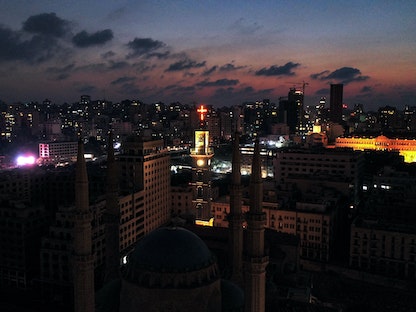 مشهد العاصمة اللبنانية بيروت في الظلام أثناء انقطاع التيار الكهربائي. - AFP