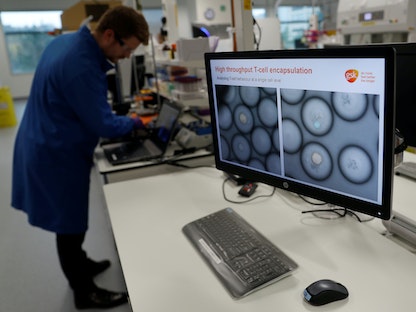 عالم يدرس خلايا السرطان في كرات الدم البيضاء عبر استخدام مجهر بمركز "كلاكسو سميث كلين" للأبحاث في بريطانيا. 26 نوفمبر 2019 - REUTERS