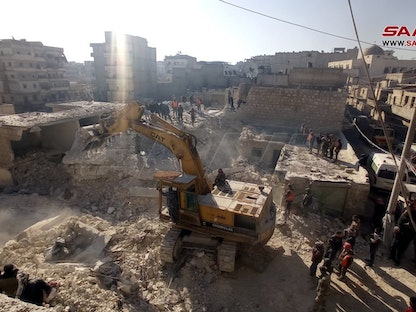 فرق الإنقاذ تبحث عن مفقودين تحت أنقاض المبنى المنهار في حلب بشمال سوريا. 22 يناير 2023 - "سانا"