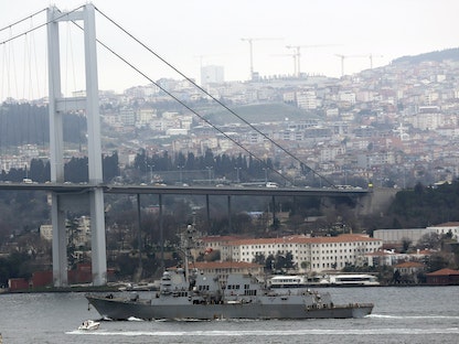 المدمرة الأمريكية "USS Truxtun" التي تعمل بالصواريخ الموجهة تعبر مضيق البوسفور في إسطنبول بطريقها إلى البحر الأسود - 7 مارس 2014 - REUTERS