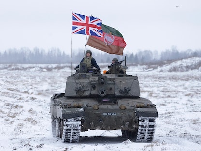 وزيرة الخارجية البريطانية ليز تروس على دبابة خلال تفقدها وحدات عسكرية بريطانية في إستونيا عام 2021 - Twitter/@TheDeadDistrict