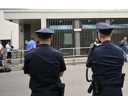 عناصر من الشرطة الألمانية أمام محكمة في ميونيخ. 27 يونيو 2023  - REUTERS