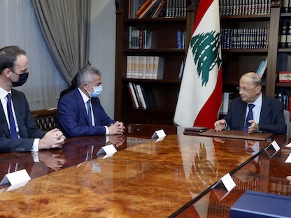 الرئيس اللبناني ميشال عون يستقبل وزير المالية يوسف الخليل  - REUTERS