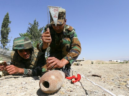 جنود سوريون يشاركون في دورة تدريبية لنزع الأسلحة غير المنفجرة في ريف دمشق  - 19 يونيو 2022 - AFP