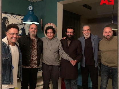 المطرب محمد منير مع فريق مسلسل "عملة نادرة" في كواليس تسجيل أغنية العمل - facebook/ElAdlGrp