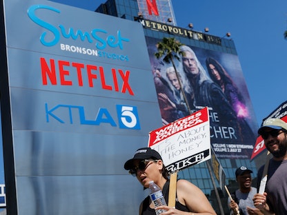 أعضاء نقابة الكتاب في الولايات المتحدة (WGA) خلال الاعتصام أمام مكاتب Netflix في لوس أنجلوس. 12 يوليو 2023 - REUTERS