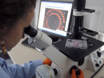 باحثة تستخدم مجهراً بعد الطباعة الحيوية بالليزر للخلايا البشرية في المعهد الوطني للبحوث الصحية والطبية في بيساك في بوردو، فرنسا. 29 أكتوبر 2014. - REUTERS
