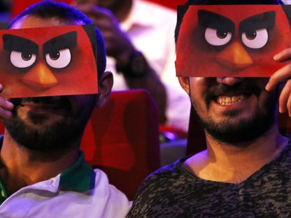 يشاهدون عرضاً سينمائياً  في أربيل، شمال العراق - AFP