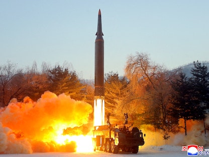 اختبار إطلاق صاروخ يفوق سرعة الصوت في كوريا الشمالية - 5 يناير 2022 - via REUTERS