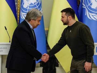 الرئيس الأوكراني فولوديمير زيلينسكي والأمين العام للأمم المتحدة أنطونيو جوتيريش يتصافحان بعد إحاطة إخبارية مشتركة في كييف. 8 مارس 2023 - REUTERS