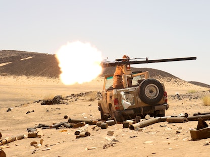 قوات تابعة للحكومة اليمنية خلال مواجهات مع الحوثيين في مدينة مأرب -21 أبريل 2021 - REUTERS