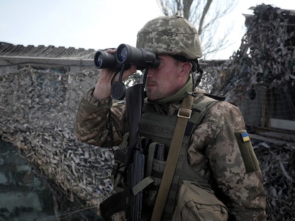 جندي أوكراني يقوم بدوريات عند نقطة التفتيش في قرية شيروكين بالقرب من ماريوبول، آخر مدينة كبيرة في شرق أوكرانيا تسيطر عليها كييف. 26 أبريل 2021 - AFP