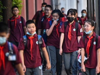 الطلاب في اليوم الأول من الدراسة في مدرسة شنغهاي "يانان" الابتدائية والمتوسطة والثانوية - 1 سبتمبر 2021 - AFP