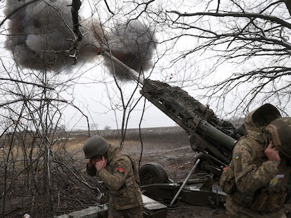 جنود المدفعية الأوكرانية يطلقون قذيفة من مدفع هاوتزر طراز M777 باتجاه مواقع روسية على خط المواجهة في شرق البلاد. 23 نوفمبر 2022 - AFP