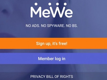 صفحة التسجيل بشبكة MeWe الاجتماعية - موقع الشبكة