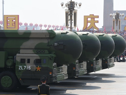 صواريخ صينية باليتسية عابرة للقارات وقادرة على حمل رؤوس نووية خلال استعراض عسكري في ساحة تينانامن ببكين - 1 أكتوبر 2019  - AFP