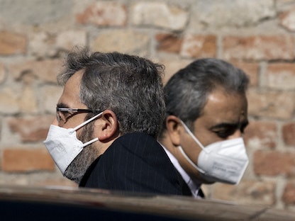 كبير المفاوضين الإيرانيين علي باقري يغادر مقر المحادثات بفيينا بعد لقائه مع المنسق الأوروبي لمحادثات فيينا، إنريكي مورا - 11 مارس 2022 - AFP