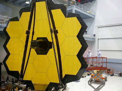 عاملون في وكالة ناسا ينظرون إلى مرآة تلسكوب جيمس ويب الفضائي في ميريلاند 2 نوفمبر 2016 - REUTERS