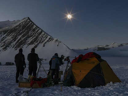 علماء يتابعون كسوفاً شمسياً في القارة القطبية الجنوبية. 4 ديسمبر 2021. - AFP
