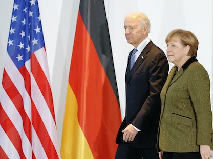 المستشارة الألمانية أنغيلا ميركل والرئيس الأميركي جو بايدن في برلين - 1 فبراير 2013 - REUTERS