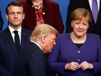 المستشارة الألمانية أنغيلا ميركل والرئيس الفرنسي إيمانويل ماكرون يلقيان نظرة على الرئيس الأميركي السابق دونالد ترمب خلال قمة الناتو في بريطانيا- 4 ديسمبر 2019  - REUTERS