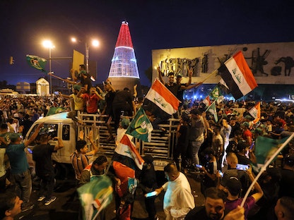 أنصار للزعيم العراقي مقتدى الصدر يحتفلون بنتائج الانتخابات التشريعية، 12 أكتوبر 2021. - AFP