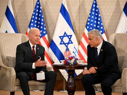 الرئيس الأميركي جو بايدن خلال اجتماع مع رئيس الوزراء الإسرائيلي يائير لبيد في القدس. 14 يوليو 2022 - AFP