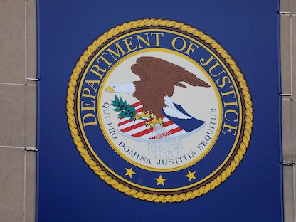 شعار وزارة العدل الأميركية على مقرها في العاصمة واشنطن- 10 مايو 2021 - REUTERS