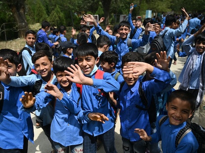 تلاميذ يلوحون أثناء مغادرتهم مدرستهم الإعدادية الحكومية في كابول - 30 أغسطس 2021. - AFP