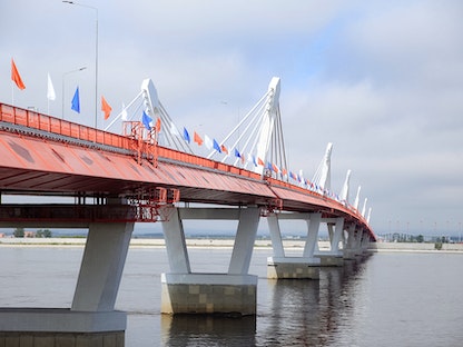 جانب من افتتاح الجسر الرابط بين مدينة بلاجوفيشينسك الروسية ومدينة خيخه الصينية - 10 يونيو 2022 - AFP