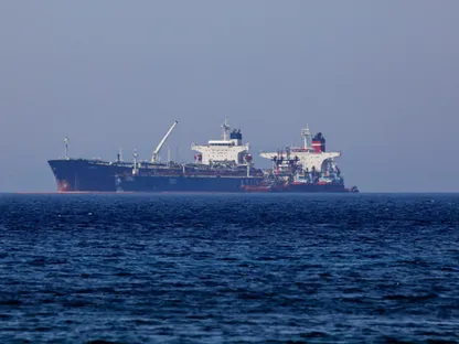 واشنطن تعلن السماح المؤقت بشراء النفط الإيراني "في عرض ⁠البحر"