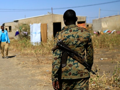 إثيوبيون يعبرون الحدود إلى السودان في منطقة الفشقة - 13 ديسمبر 2020 - REUTERS