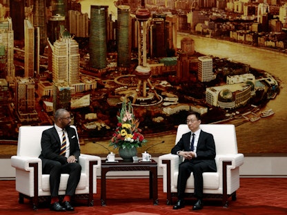 وزير الخارجية البريطاني جيمس كليفرلي وهان تشنج نائب الرئيس الصيني في قاعة الشعب الكبرى في بكين، الصين. 30 أغسطس 2023 - REUTERS