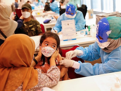 طفلة تتلقى جرعة لقاح مضاد لكورونا خلال حملة تطعيم في العاصمة الإندونيسية جاكرتا. 16 يناير 2022. - REUTERS