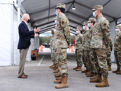 الرئيس الأميركي جو بايدن يخاطب جنوداً من وحدة طبية خلال زيارته إلى هيوستن بتكساس - 26 فبراير 2021 - REUTERS