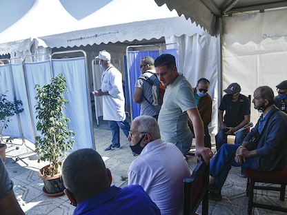 جزائريون يتلقون جرعات من لقاح أسترازينيكا المضاد لفيروس كورونا في العاصمة الجزائر، 7 يونيو 2021 - AFP